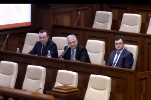 „Cine avea cheile de la safeul aflat în subsolul Parlamentului? Persoana se află în această sală”, a spus Maria Ciobanu.