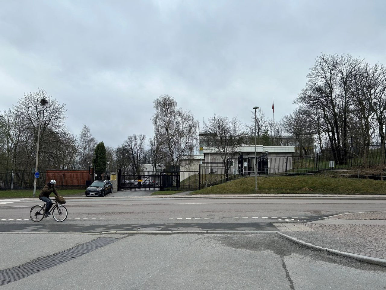 Беспилотник сбросил краску над посольством России в Швеции.