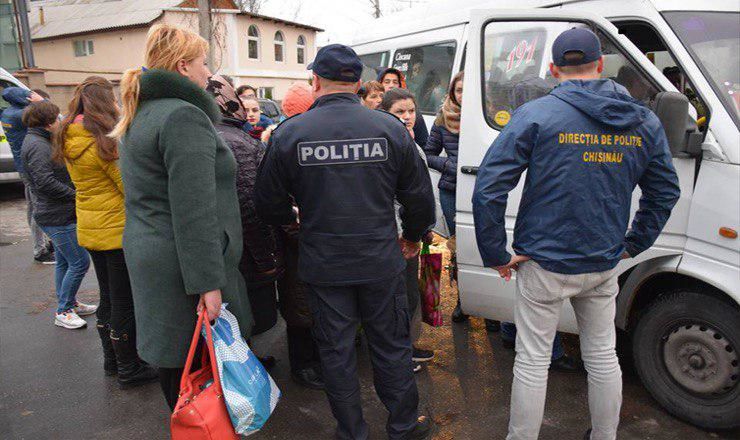 Сотрудники полиции проверяют пассажирские микроавтобусы. 