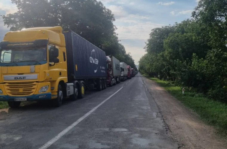 На молдавско-румынской границе вновь стоят километровые очереди фур.