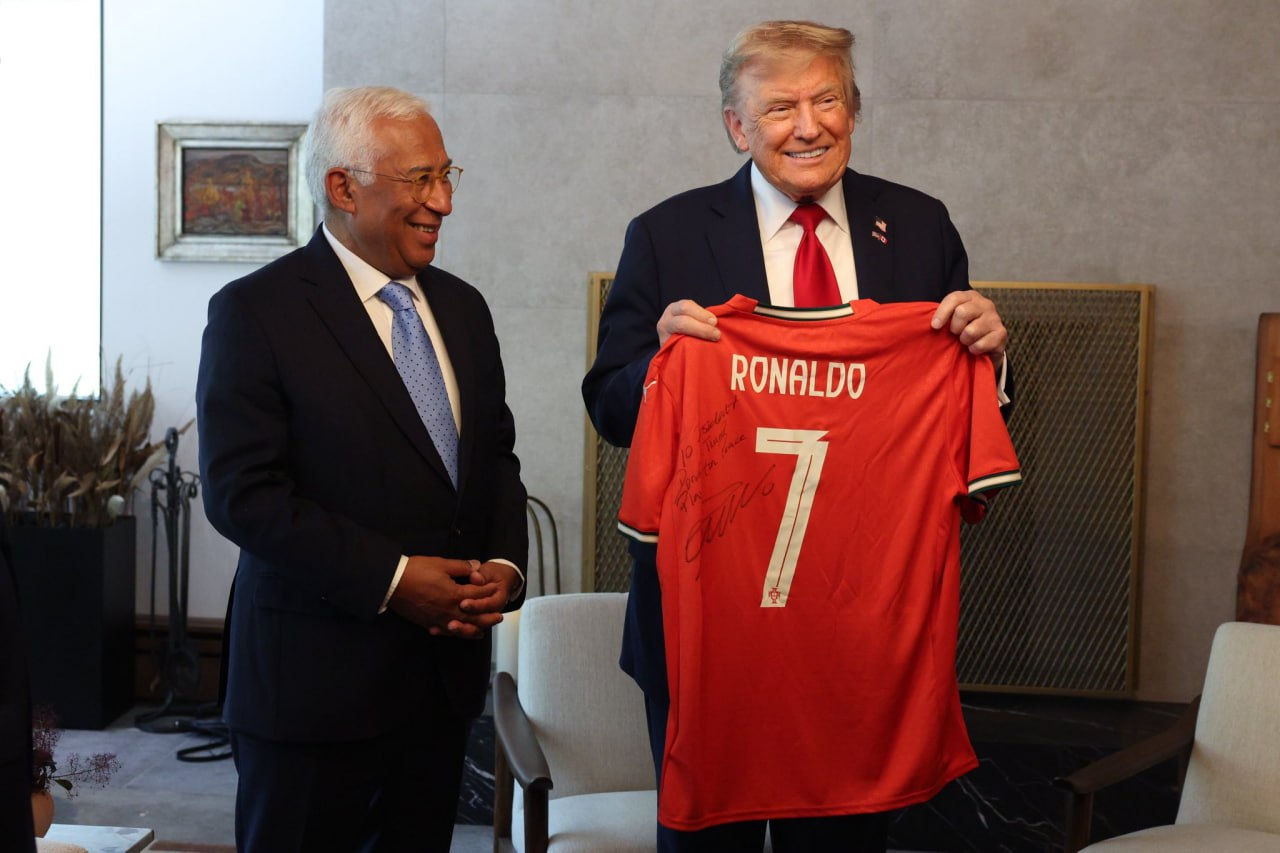 Ronaldo i-a oferit lui Trump un tricou cu autograf personal și cu un mesaj despre pace.