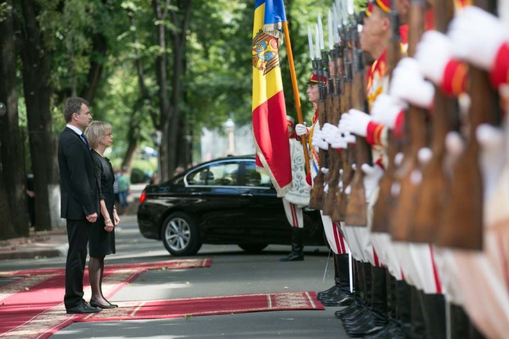 Во вторник президент Николае Тимофти принял верительные грамоты от обоих дипломатов.
