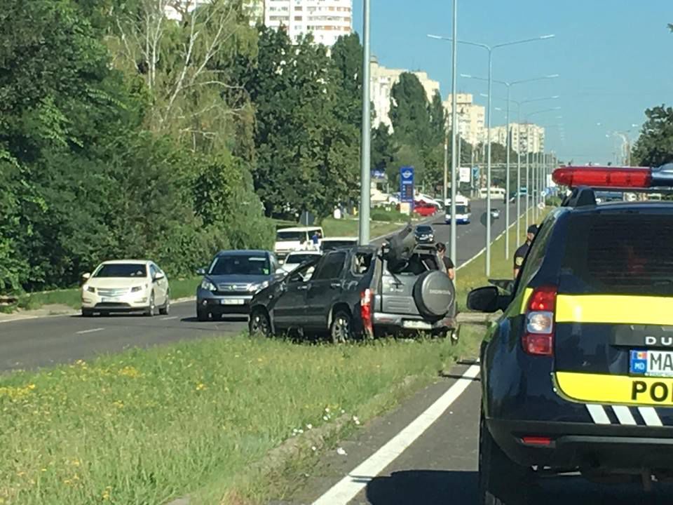 На бульваре Дачия перевернулся автомобиль: водитель чудом не пострадал