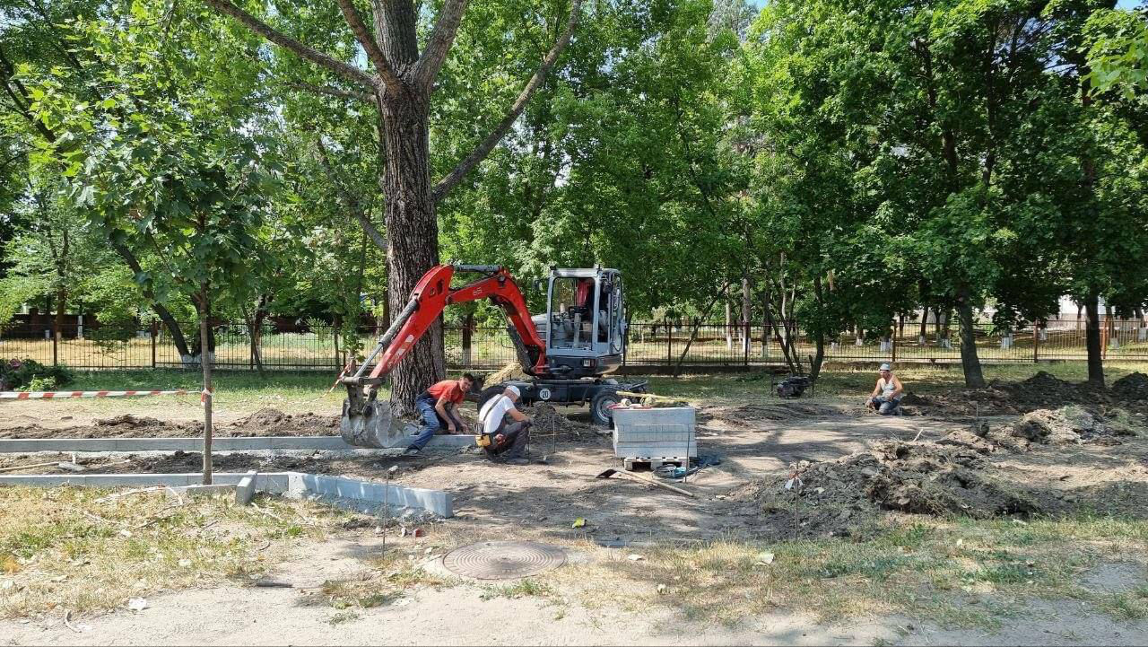 На Ботанике продолжается восстановление зеленой зоны на улице Гренобля.