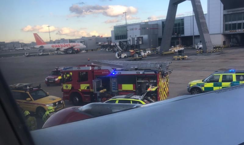 Bărbat grav rănit de un avion, pe un aeroport din Londra. Foto: Digi24