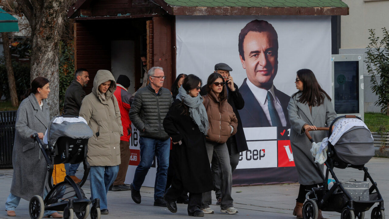 Partidul de guvernământ al premierului Kurti câștigă alegerile din Kosovo.