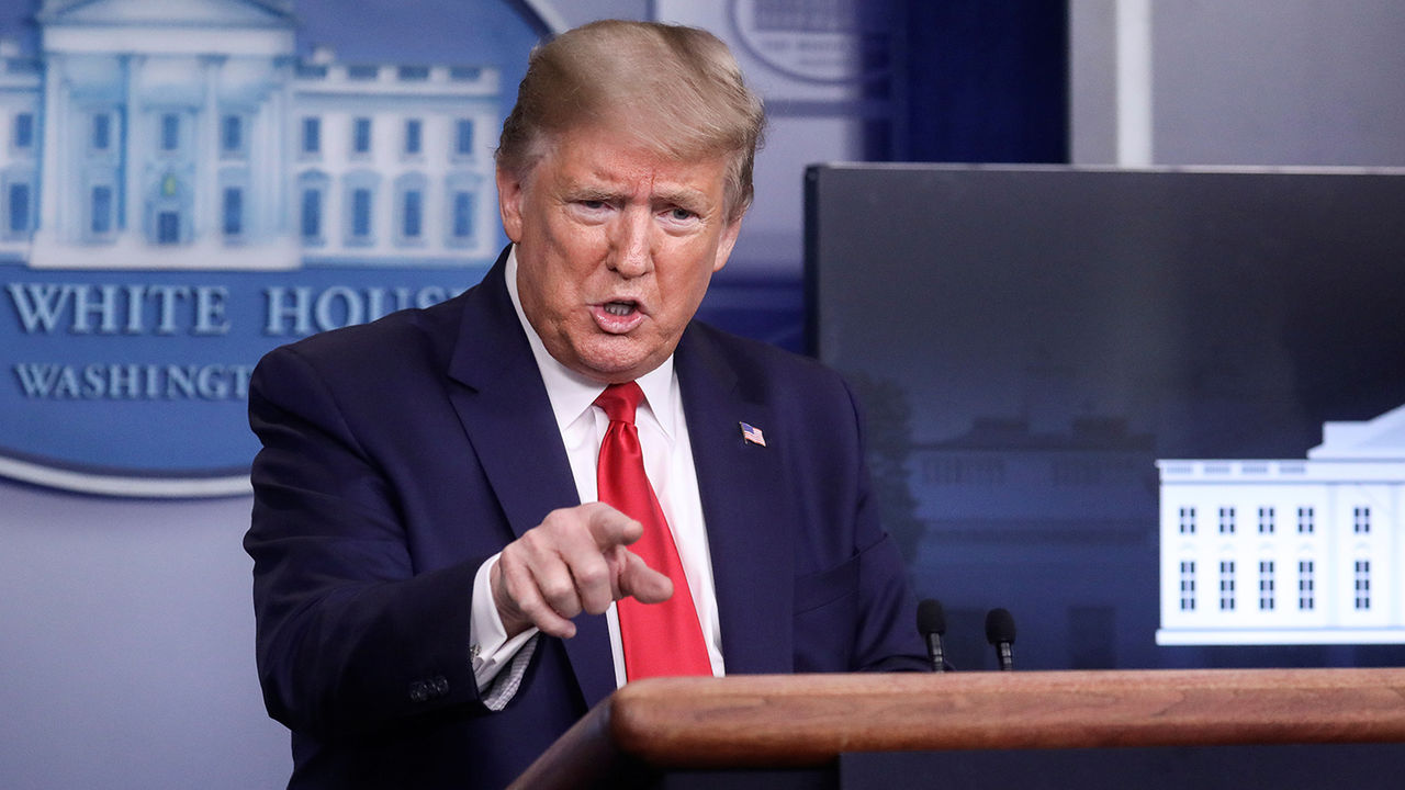 Химкомпании просят не глотать дезинфектанты после советов Трампа.