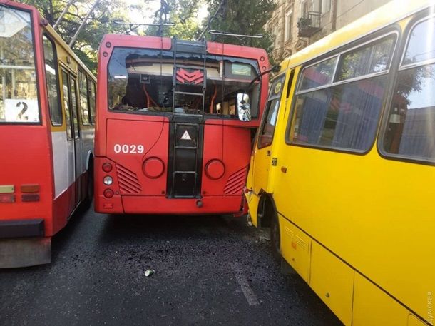 В Одессе маршрутка врезалась в троллейбус, есть раненые.