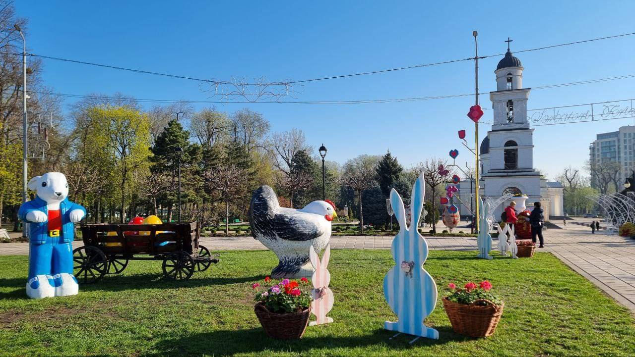 Кишинёв готовится к праздникам: в городе появились пасхальные украшения.