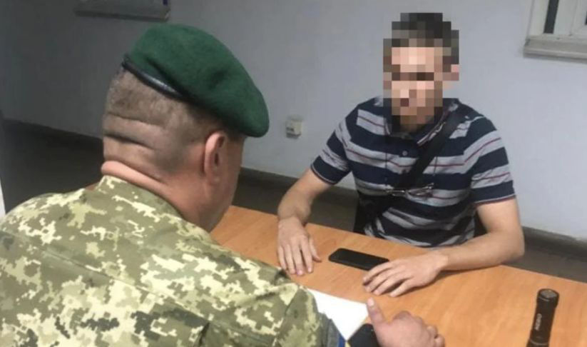 Молодой украинец "притворился" пенсионером, чтобы выехать за границу.