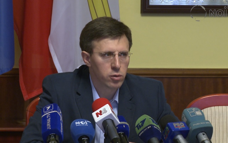 По словам Дорина Киртокэ, по городу к сентябрю должны курсировать 300 троллейбусов и 170 автобусов.
