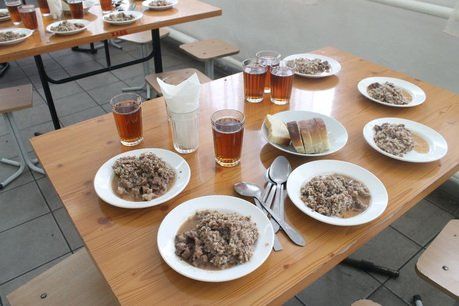 Проверки, инициированные в связи с поставкой некачественных продуктов в учебные заведения, продолжаются. 