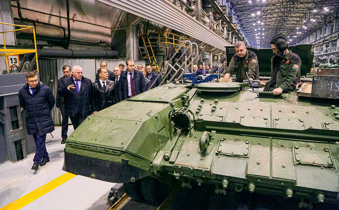 Медведев призвал «не надеяться» на то, что у России закончится вооружение.
