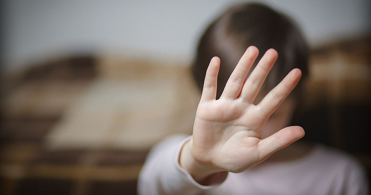 Un moldovean, condamnat la 21 ani de închisoare pentru că și-a violat fiica de șapte ani.
