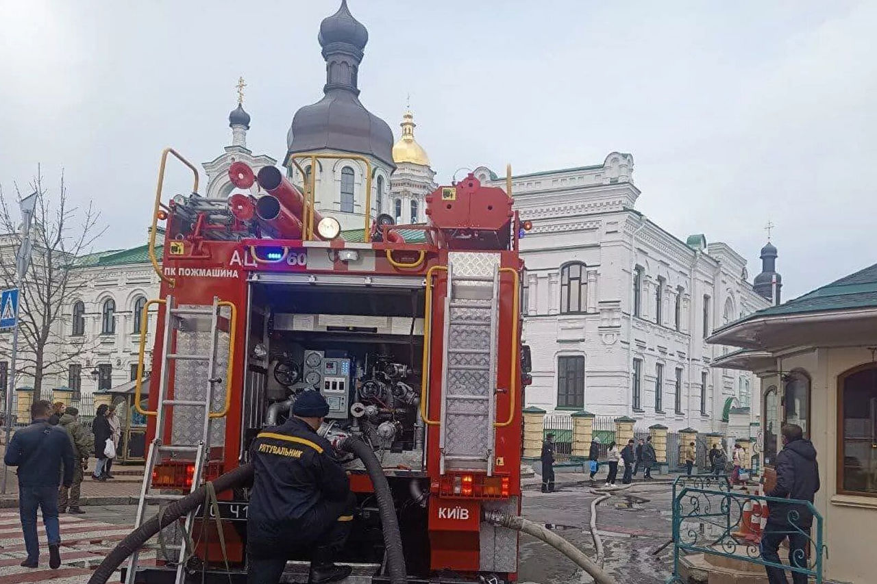 Автомобилисты меняют резину на зимнюю: к сервисам выстроились очереди