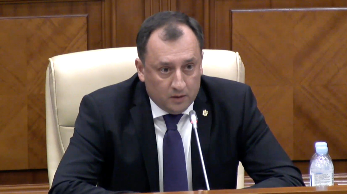 Уланов, помещенный под судебный контроль, пришел на заседание парламента.