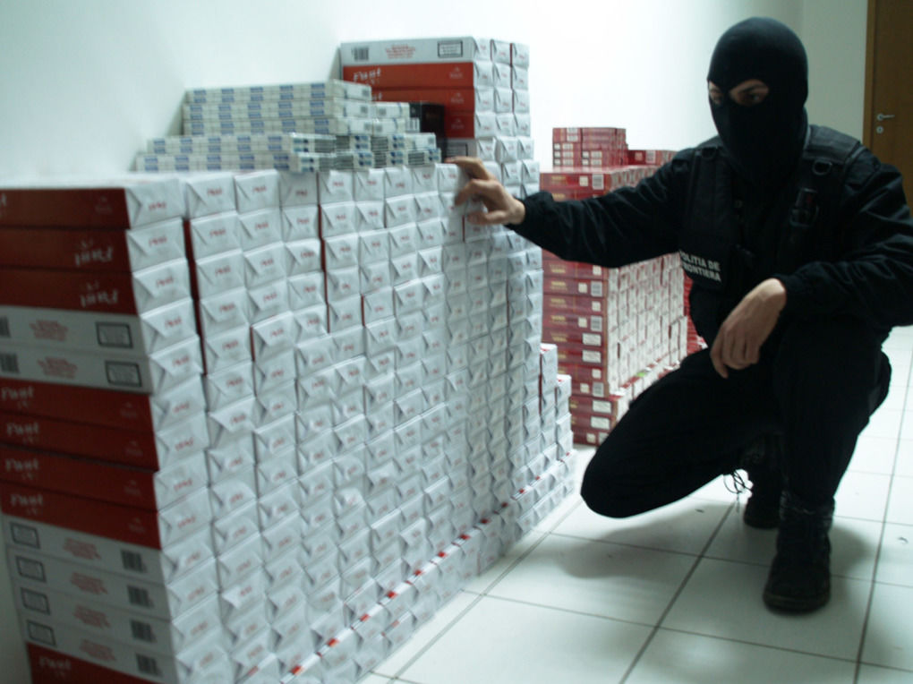 Percheziții la un post de poliție de frontieră din Vaslui privind activitatea de contrabandă cu țigări aduse din RM. Foto: cotidianul.ro