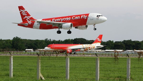 Авиакомпания Indonesia AirAsia на 49 процентов принадлежит малайзийскому лоукостеру AirAsia.