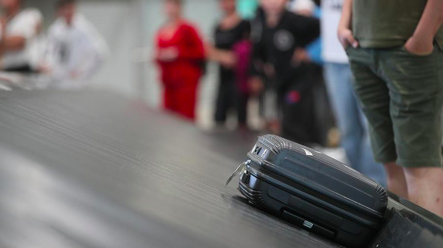 Жительница Греции сдала останки мужа в багаж в аэропорту.