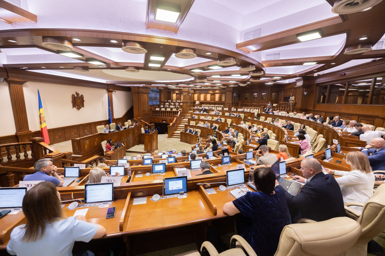 Депутаты проголосовали за поправки в бюджет: дефицит почти 1 млрд долларов.