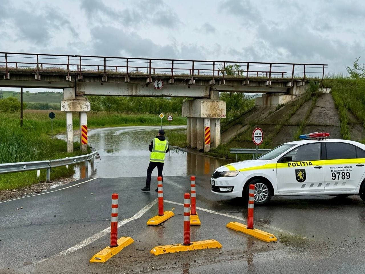 Движение у Негрештского моста перекрыто из-за наводнения.