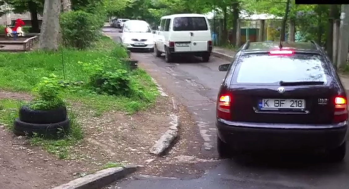 На кадрах видно, как водители спокойно сидят в незаведенных машинах в ожидании проезда.