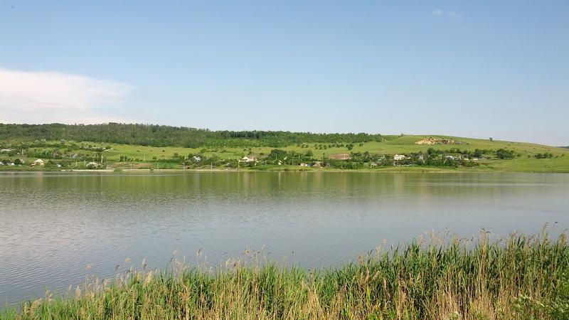 В озере Штефан-Водского района продолжают поиски тела утонувшего парня.