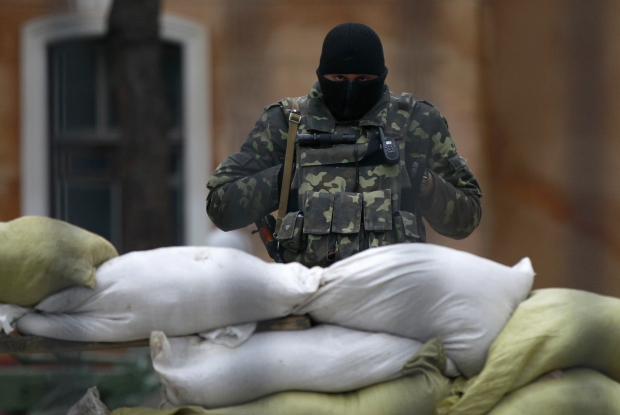 Среди штурмующих множество снайперов.