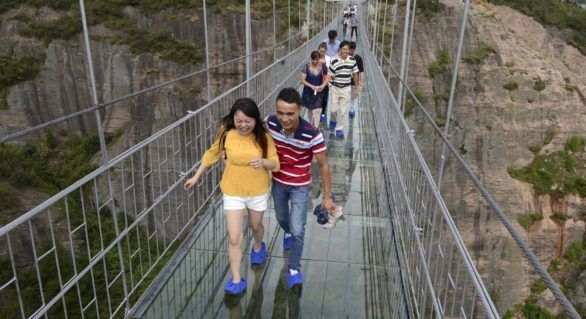 Cel mai lung pod din sticlă, inaugurat în China