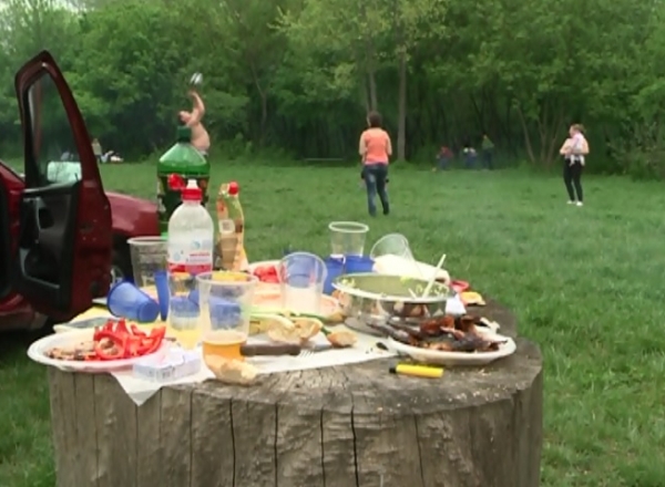 Zeci de moldoveni au ales sa sarbatoreasca Invierea Domnului in parcuri si paduri, cu frigarui si carne la gratar.