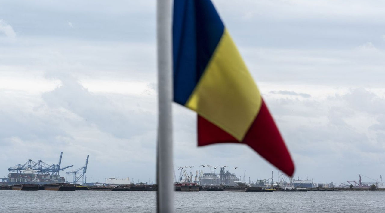 В Черном море Румыния разыскивает экипаж затонувшего судна.