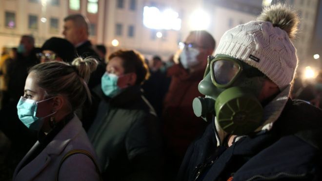 Смог в Европе: люди вышли на улицы в противогазах.