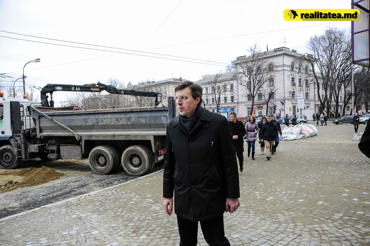 Strada pietonală nu a ajuns să țină 100 de ani, așa cum a promis edilul capitalei, iar pavajul s-a surpat din cauza apelor subterane.