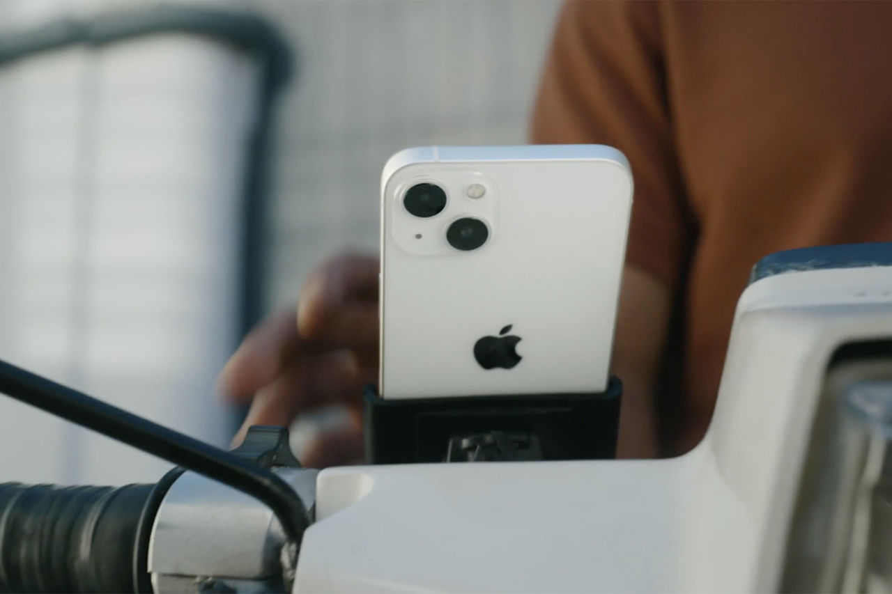 Apple разместила iPhone на мотоцикле вопреки собственным запретам.