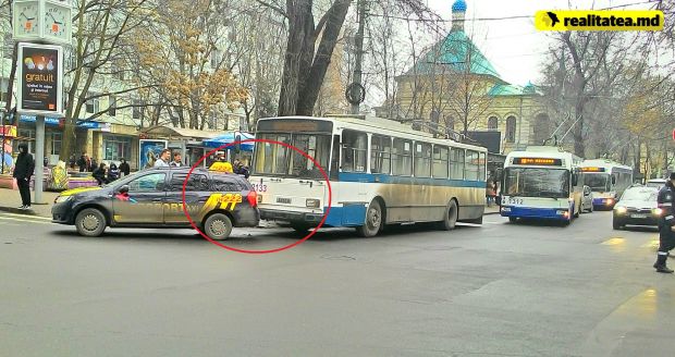 Accident s-a produs cu puţin timp în urmă la intersecţia str. 31 August 1989 cu str. Puşkin. Foto: realitatea.md