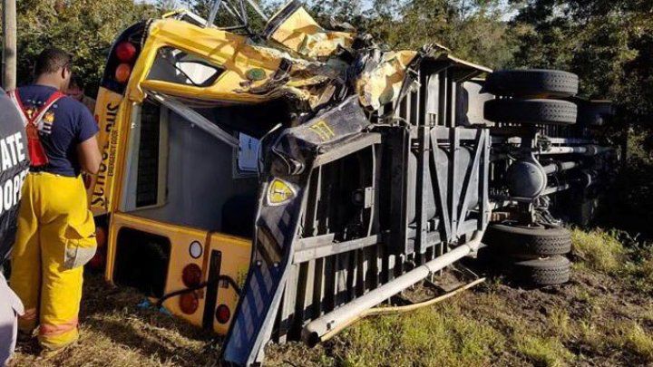 Accident în Florida: Autobuz cu elevi lovit puternic de un camion