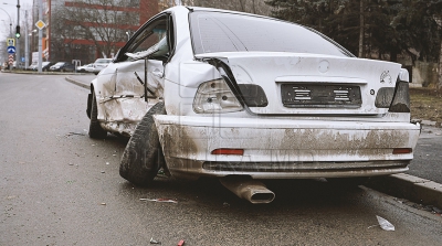 Au fost deteriorate şi abandonate în stradă. Este vorba de maşinile uzate, fără plăcuţe de înmatriculare, care pot fi găsite în fiecare curte din capitală, iar, mai nou, chiar pe arterele oraşului.