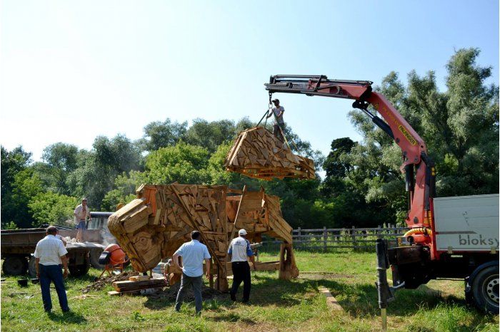 В Pădurea Domnească установили скульптуру зубра.
