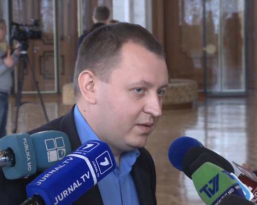 De asemenea, parlamentarul se arată nedumerit şi de faptul că Întreprinderea de Stat „Registru” lucrează cu companii off-shore, care pot asigura netransparența tranzacţiilor.