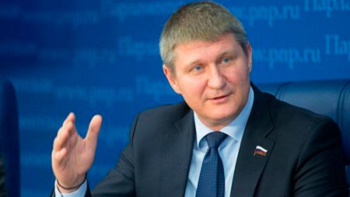 Депутат Госдумы Михаил Шеремет призвал Зеленского прекратить угрожать жителям Донбасса.