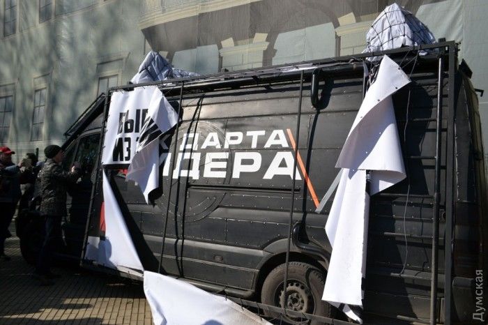 В Одессе разгромили «вейдеромобиль», который агитировал за отставку Саакашвили.