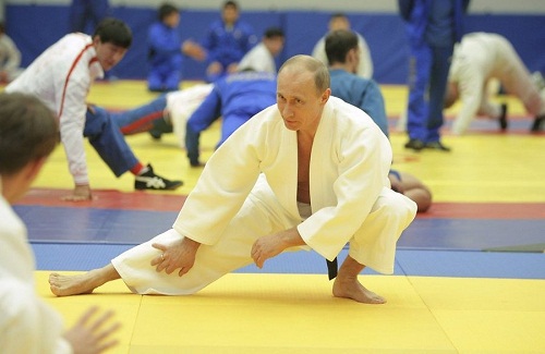Президент хочет, чтобы люди в стране ни курили, ни пили, а занимались спортом.