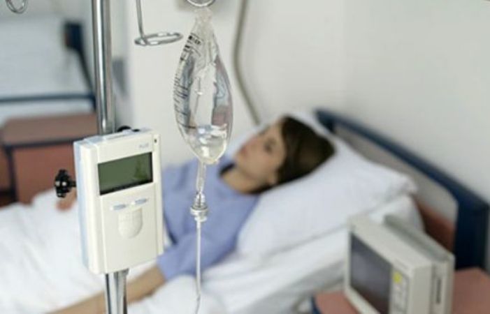 Женщина находится в тяжелом состоянии после того как употребила в пищу грибы, приобретенные на рынке. 