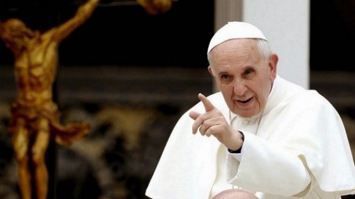 Papa Francisc le cere credincioșilor să poarte cu ei Biblia, asemeni telefonului mobil. Foto: DC News 