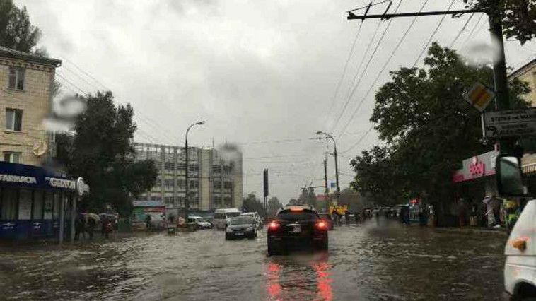 Strada Albișoara din Capitală este blocată din cauza ploilor abundente. Foto: Facebook // INP