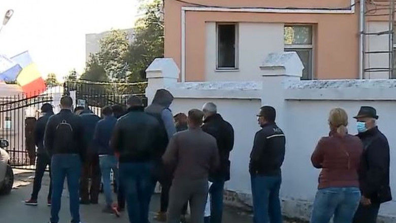 В Яссах десятки людей с подтвержденным COVID стояли в очереди в больницу.