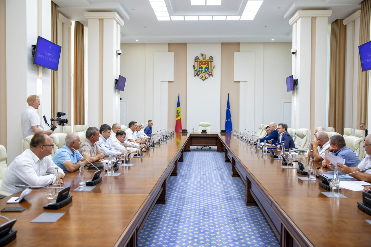 Fermierii sunt dezamăgiți de întâlnirea cu Recean și Bolea.