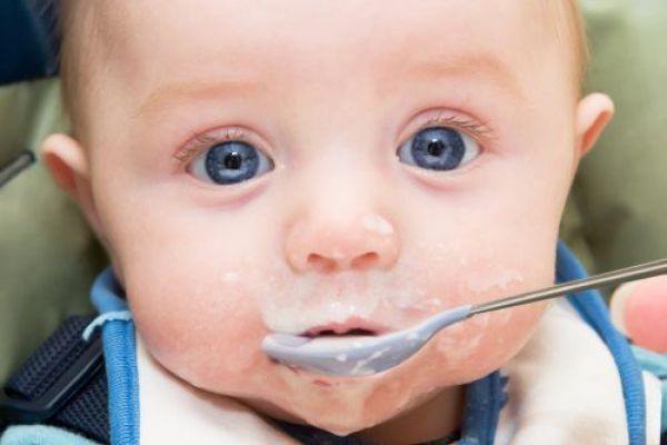 Mâncarea pentru bebeluși produsă de diverse branduri conțin mult mai puțini nutrienți decât mâncarea preparată acasă. Foto: copilul.ro