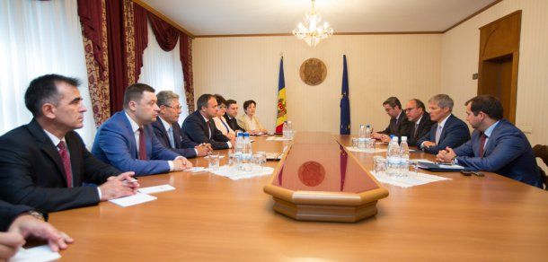 Premierul României a anunțat că urmează a fi sporite investițiile românești în Republica Moldova. Foto: Eduard.Bizgu