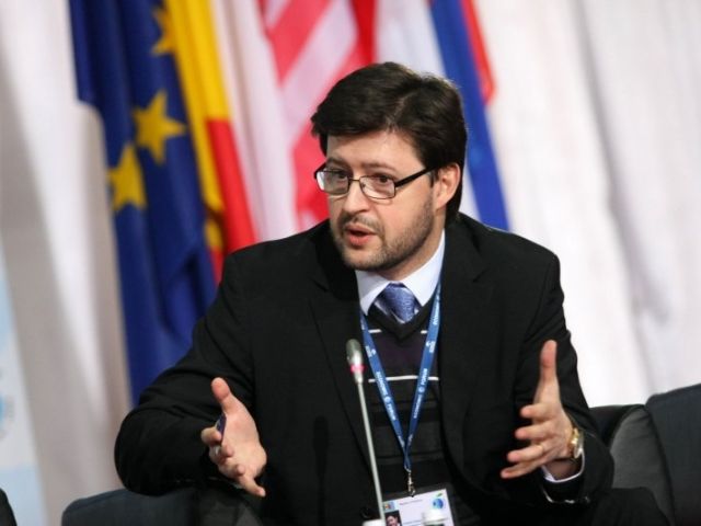 Andrei Popov îl felicită pe Plahotniuc pentru „modul cum a reușit să schimbe percepția Washingtonului despre el”.
